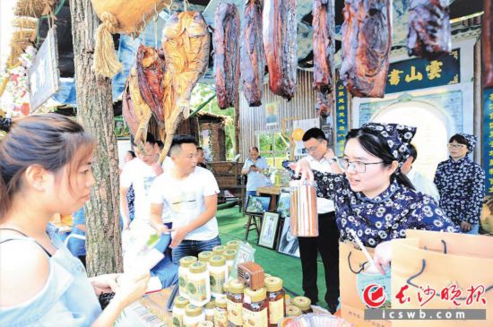 　　扶貧集市開進景區，讓游客在欣賞美景的同時，也買到了稱心如意的農產品，還為扶貧助了一把力，一舉多得。 長沙晚報全媒體記者 張禹 通訊員 寧萱  攝影報道