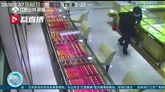 19歲小伙子大白天持斧頭搶金店 隻為哄女朋友開心！11小時后歸案