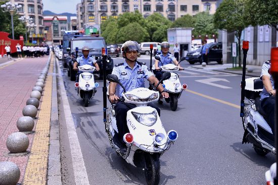 湘贛邊（大瑤）首支治安巡防隊伍正式上街。