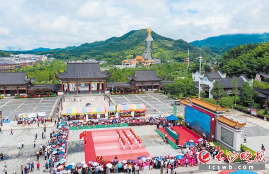 9日，湖南·溈山第二屆康養避暑文化旅游節啟動儀式暨寧鄉市全民廣場舞大賽在密印景區游客服務中心廣場舉行。長沙晚報全媒體記者鄒麟攝