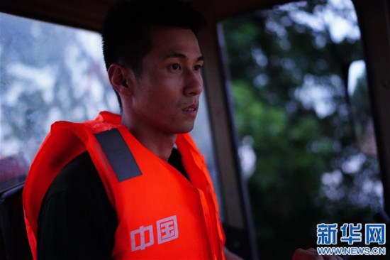 （圖片故事）（6）“脫了軍裝，我還是一名戰士”——決口封堵一線裝載機操作手的12小時