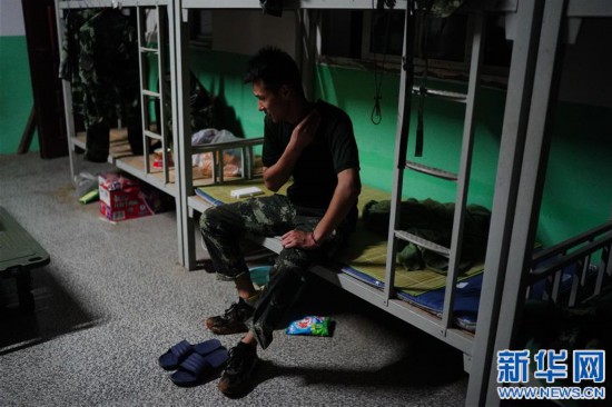 （圖片故事）（12）“脫了軍裝，我還是一名戰士”——決口封堵一線裝載機操作手的12小時