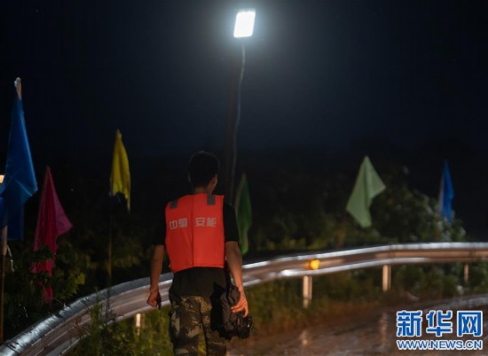 （圖片故事）（10）“脫了軍裝，我還是一名戰士”——決口封堵一線裝載機操作手的12小時