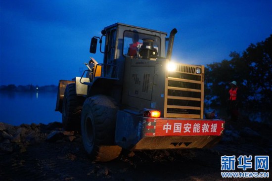 （圖片故事）（7）“脫了軍裝，我還是一名戰士”——決口封堵一線裝載機操作手的12小時