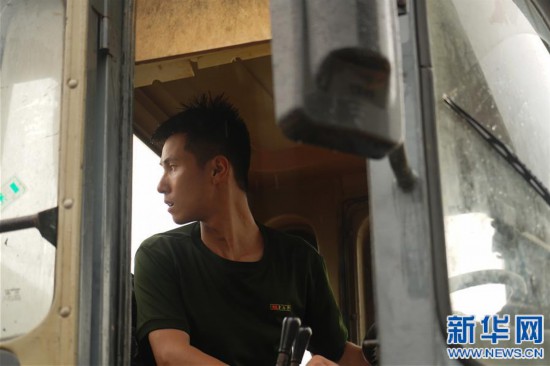 （圖片故事）（4）“脫了軍裝，我還是一名戰士”——決口封堵一線裝載機操作手的12小時