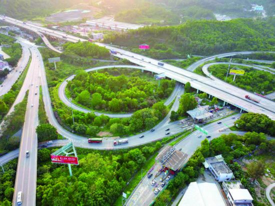     高速公路上车流顺畅。 惠州日报笔者钟畅新 摄