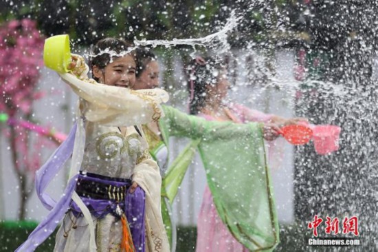 「伏天」の期間中に水を撒いて幸せを祈る人々（資料写真／撮影・泱波）。