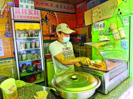    黃欣奇的奶茶店受疫情影響閉店4個月，家庭經濟收入很受影響。 惠州日報記者游璇鈺 攝
