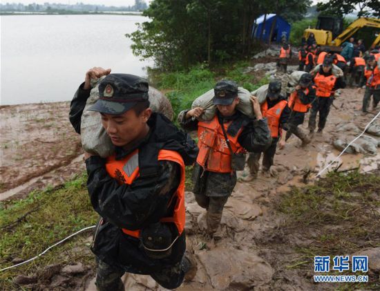 （防汛抗洪）（2）安徽和縣：加固河堤保安全