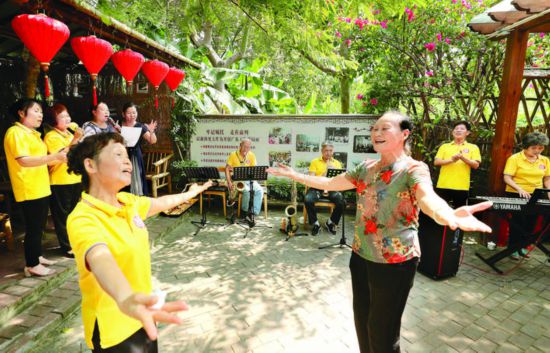     文明新风劲吹城乡，百姓安居乐享幸福。这是村民在博罗县观背村新时代文明实践站唱歌跳舞。惠州日报笔者钟畅新 摄