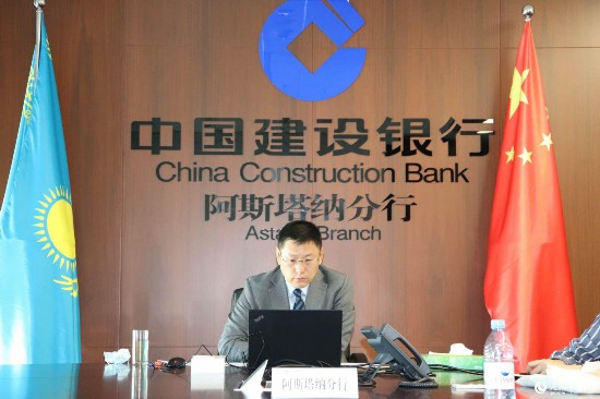 中国建设银行阿斯塔纳分行行长王松华在论坛上发言（论坛主办方供图）