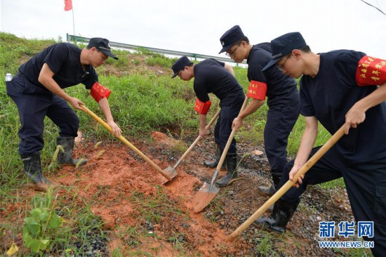 （防汛抗洪）（1）江西彭澤：守護堤壩的應急“援兵”