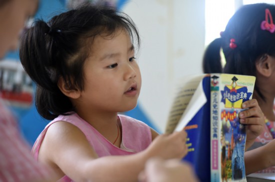 7月22日，在樅陽縣橫埠鎮方正小學安置點，小朋友在“愛心教室”裡看書。