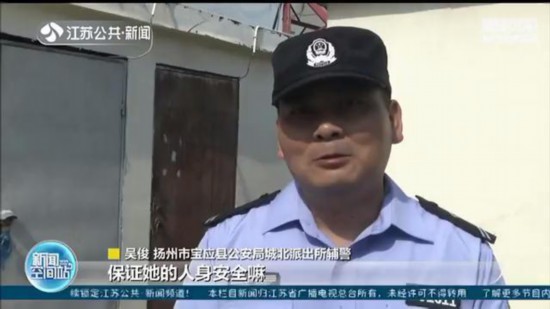 少女沖動欲跳樓，輔警屋頂“抱摔”救人，胳膊卻被咬了一口