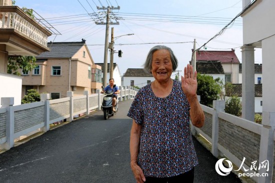 開弦弓村村民臉上洋溢著幸福的笑容（冷金明 攝）