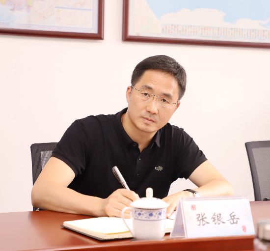 杨春庭与蒙山县委副书记,县长张银岳一行座谈交流
