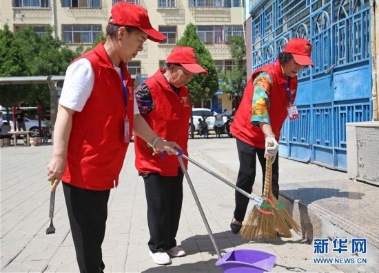 (走向我们的小康生活·图文互动)(1)兰花掬得满庭芳——宁夏吴忠市古稀志愿者王兰花的温情故事