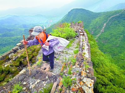 行走在绝壁上的长城“美容师”