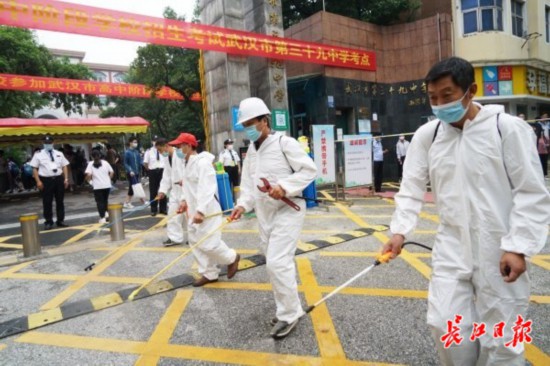 中考の1日目、試験会場となった武漢市第三十九中学（中高一貫校）の人が密集しやすい場所を消毒する専門スタッフら（撮影・何暁剛）。