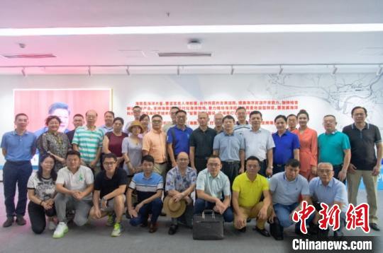 中國僑網考察團成員合影。　杜國平　攝