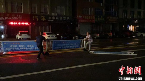 市区道路护栏被吹倒。 乐清市应急管理局供图 摄