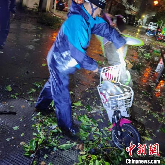 台風“黑格比”在浙江樂清登陸中心附近最大風力13級