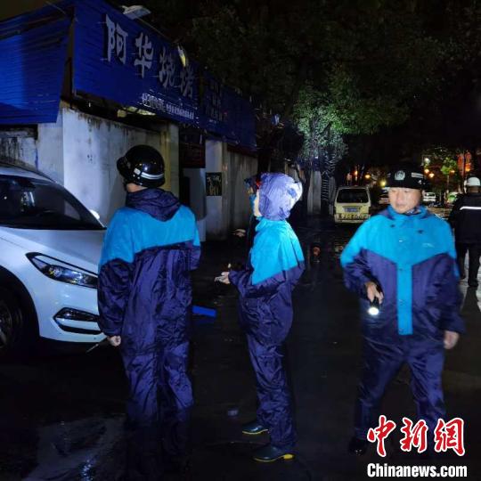 应急管理部门进行街头排查。 乐清市应急管理局供图 摄