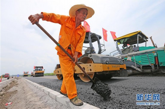 #（社会）（1）安徽淮北：修路工人坚守岗位施工忙