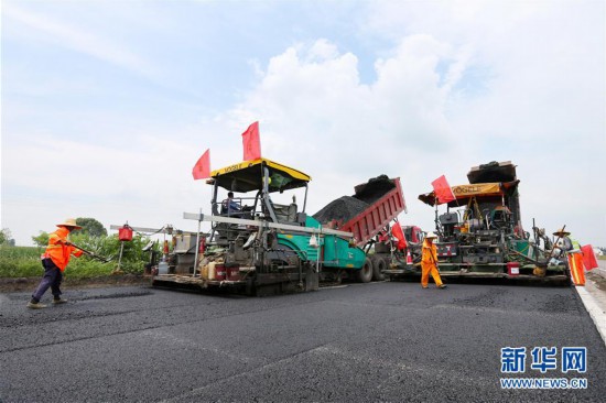 #（社会）（3）安徽淮北：修路工人坚守岗位施工忙