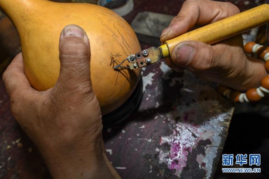  (Xinhuanet) (1) Carving pyrography makes gourd "tell stories"