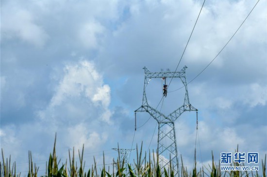 （新華視界）（2）高空送電工的烈日“烤”驗