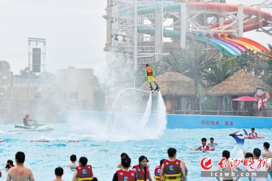 　　作為湘江集團旗艦項目，湘江歡樂城歡樂雪域、歡樂水寨7月11日正式開園，成為長沙及周邊市民休閑游玩好去處。長沙晚報全媒體記者 王志偉 攝