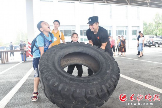 　　孩子們和特警一起參加“翻滾吧，輪胎”體能比賽。　　長沙晚報通訊員 段旖亮 攝