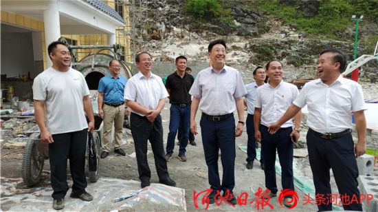 驻村工作组向联系作战的市委书记何辛幸"专线"报告,该村57户危房改造