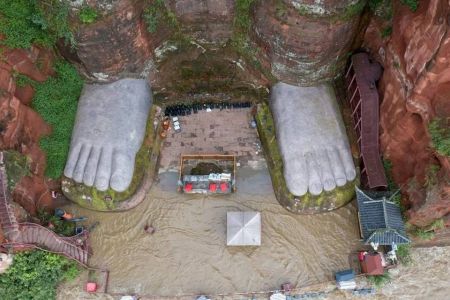 乐山游泳爱好者洪水中漂流 还给大佛"打招呼"