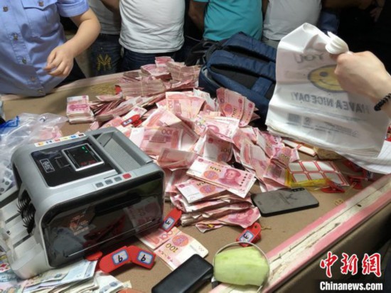 公海官网赌船无锡：非法分子将赌博正在船上为避搜检频换停靠点