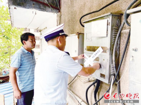 　　防火監督員對存在重大火災隱患的酒店實施臨時查封。長沙消防供圖