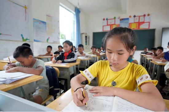 西盟佤族自治县莫美村小学课间 最可喜的变化是乡村人居环境