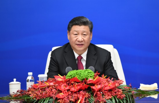 4月23日上午，国家主席、中央军委主席习近平在青岛集体会见应邀出席中国人民解放军海军成立70周年多国海军活动的外方代表团团长，代表中国政府和军队向出席活动的各国海军官兵表示热烈欢迎。