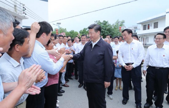 5月20日至22日，中共中央總書記、國家主席、中央軍委主席習近平在江西考察，主持召開推動中部地區崛起工作座談會並發表重要講話。這是習近平在贛州市於都縣梓山鎮潭頭村看望當地群眾，同鄉親們親切握手。