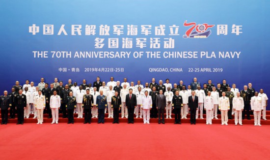 4月23日上午，国家主席、中央军委主席习近平在青岛集体会见应邀出席中国人民解放军海军成立70周年多国海军活动的外方代表团团长，代表中国政府和军队向出席活动的各国海军官兵表示热烈欢迎。图为会见前，习近平同应邀出席中国人民解放军海军成立70周年多国海军活动的外方代表团团长合影。