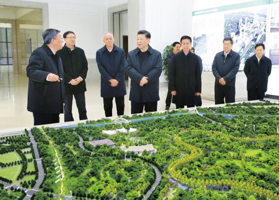2019年1月16日至18日，中共中央总书记、国家主席、中央军委主席习近平在京津冀考察，主持召开京津冀协同发展座谈会并发表重要讲话。这是1月18日上午，习近平在北京城市副中心市委办公楼主楼详细了解副中心重大工程项目规划建设情况。 新华社记者 鞠鹏/摄