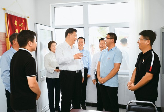 　　2019年7月15日至16日，中共中央总书记、国家主席、中央军委主席习近平在内蒙古考察并指导开展“不忘初心、牢记使命”主题教育。这是15日下午，习近平在赤峰市喀喇沁旗河南街道马鞍山村党群服务中心了解基层党建、民族团结和乡村振兴情况。 新华社记者 谢环驰/摄