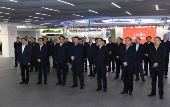 1月25日，中共中央政治局在人民日报社就全媒体时代和媒体融合发展举行第十二次集体学习。这是习近平、李克强、栗战书、汪洋、王沪宁、赵乐际、韩正等在人民日报新媒体中心听取报社微博、微信公众号、客户端建设情况汇报，并观看新媒体产品展示。