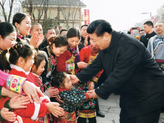 中華民族傳統節日農歷春節來臨之際，中共中央總書記、國家主席、中央軍委主席習近平來到四川考察調研，看望慰問各族干部群眾，向全國各族人民致以美好的新春祝福。這是2018年2月12日上午，習近平在阿壩藏族羌族自治州汶川縣映秀鎮看望慰問群眾。 新華社記者 鞠鵬/攝