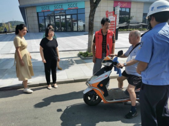 晶橋鎮紀委督查交通道路執勤情況 張福敏攝