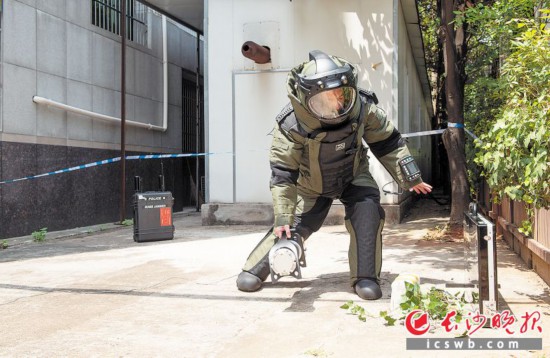 　　↑8月18日，長沙市公安局治安管理支隊危爆大隊公安民警穿著厚重的排爆服進行排爆演練。　　均為長沙晚報全媒體記者 鄒麟 攝