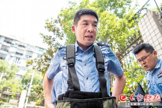 　　↑剛脫下排爆服的彭江平已是滿頭大汗。