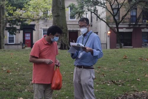 中國僑網紐約布魯克林日落公園檢測站目前已有中文翻譯員入駐，幫助華人完成新冠病毒檢測。(美國《世界日報》/顏潔恩 攝)