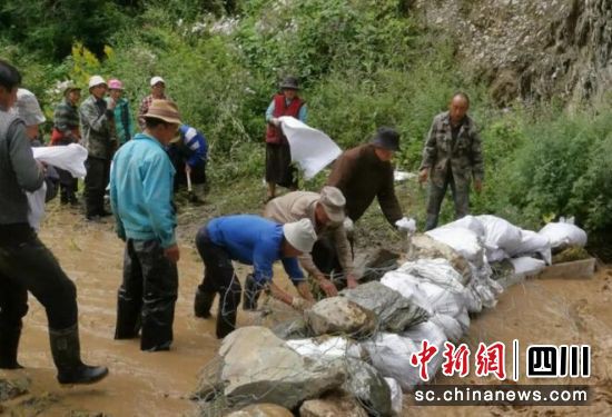 基層干部和群眾積極投身防汛救災工作。